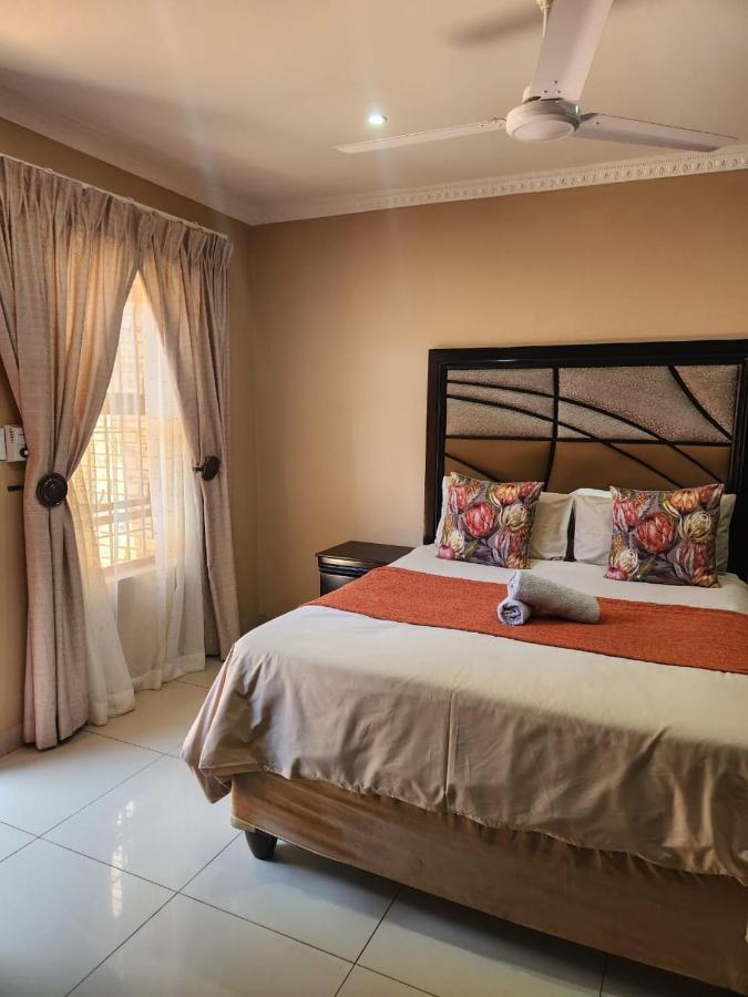 Suits Guest House & Bar Carletonville Exterior foto